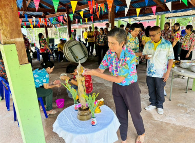 กิจกรรมรดน้ำดำหัว ขอพรผู้สูงอายุ เนื่องในประเพณีสงกรานต์ ... พารามิเตอร์รูปภาพ 4