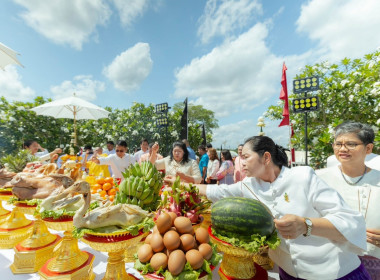 เข้าร่วมพิธีถวายราชสักการะ ถวายมาลัยข้อพระกร ... พารามิเตอร์รูปภาพ 3