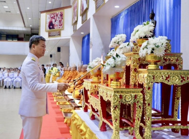 พิธีวางพวงมาลาถวายราชสดุดี และทำบุญตักบาตรถวายพระราชกุศล ... พารามิเตอร์รูปภาพ 1