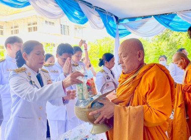 พิธีเจริญพระพุทธมนต์และพิธีทำบุญตักบาตรถวายพระราชกุศล ... พารามิเตอร์รูปภาพ 1