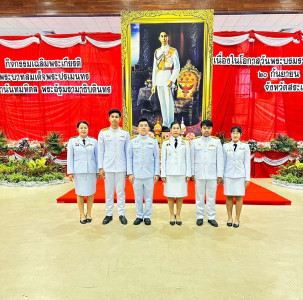 พิธีเจริญพระพุทธมนต์ ทำบุญตักบาตรและพิธีวางพานพุ่มดอกไม้สด ... พารามิเตอร์รูปภาพ 1