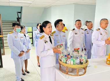 พิธีเจริญพระพุทธมนต์ ทำบุญตักบาตรและพิธีวางพานพุ่มดอกไม้สด ... พารามิเตอร์รูปภาพ 7