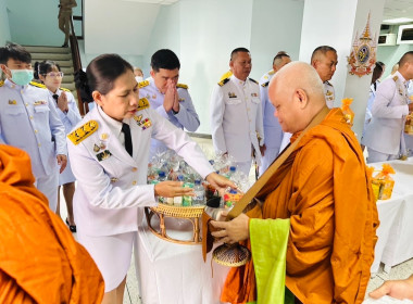 พิธีเจริญพระพุทธมนต์ ทำบุญตักบาตรและพิธีวางพานพุ่มดอกไม้สด ... พารามิเตอร์รูปภาพ 8