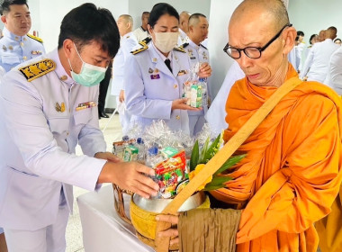 พิธีเจริญพระพุทธมนต์ ทำบุญตักบาตรและพิธีวางพานพุ่มดอกไม้สด ... พารามิเตอร์รูปภาพ 10