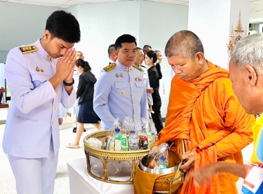 พิธีเจริญพระพุทธมนต์ ทำบุญตักบาตรและพิธีวางพานพุ่มดอกไม้สด ... พารามิเตอร์รูปภาพ 11