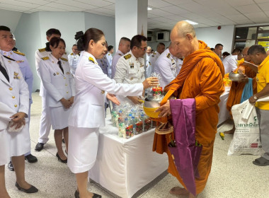 พิธีสวดพระพุทธมนต์ ทำบุญตักบาตรถวายพระราชกุศล ... พารามิเตอร์รูปภาพ 5