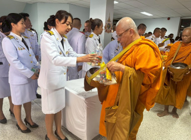 พิธีสวดพระพุทธมนต์ ทำบุญตักบาตรถวายพระราชกุศล ... พารามิเตอร์รูปภาพ 6