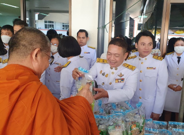 พิธีทำบุญตักบาตรถวายพระราชกุศล และพิธีวางพวงมาลา ... พารามิเตอร์รูปภาพ 7