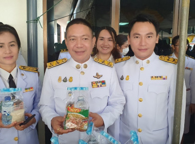 พิธีทำบุญตักบาตรถวายพระราชกุศล และพิธีวางพวงมาลา ... พารามิเตอร์รูปภาพ 6