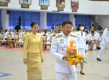 พิธีทำบุญตักบาตรถวายพระราชกุศล และพิธีวางพวงมาลา ... พารามิเตอร์รูปภาพ 9