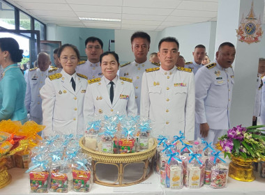 เข้าร่วมพิธีเจริญพระพุทธมนต์และทำบุญตักบาตรถวายพระราชกุศล ... พารามิเตอร์รูปภาพ 2